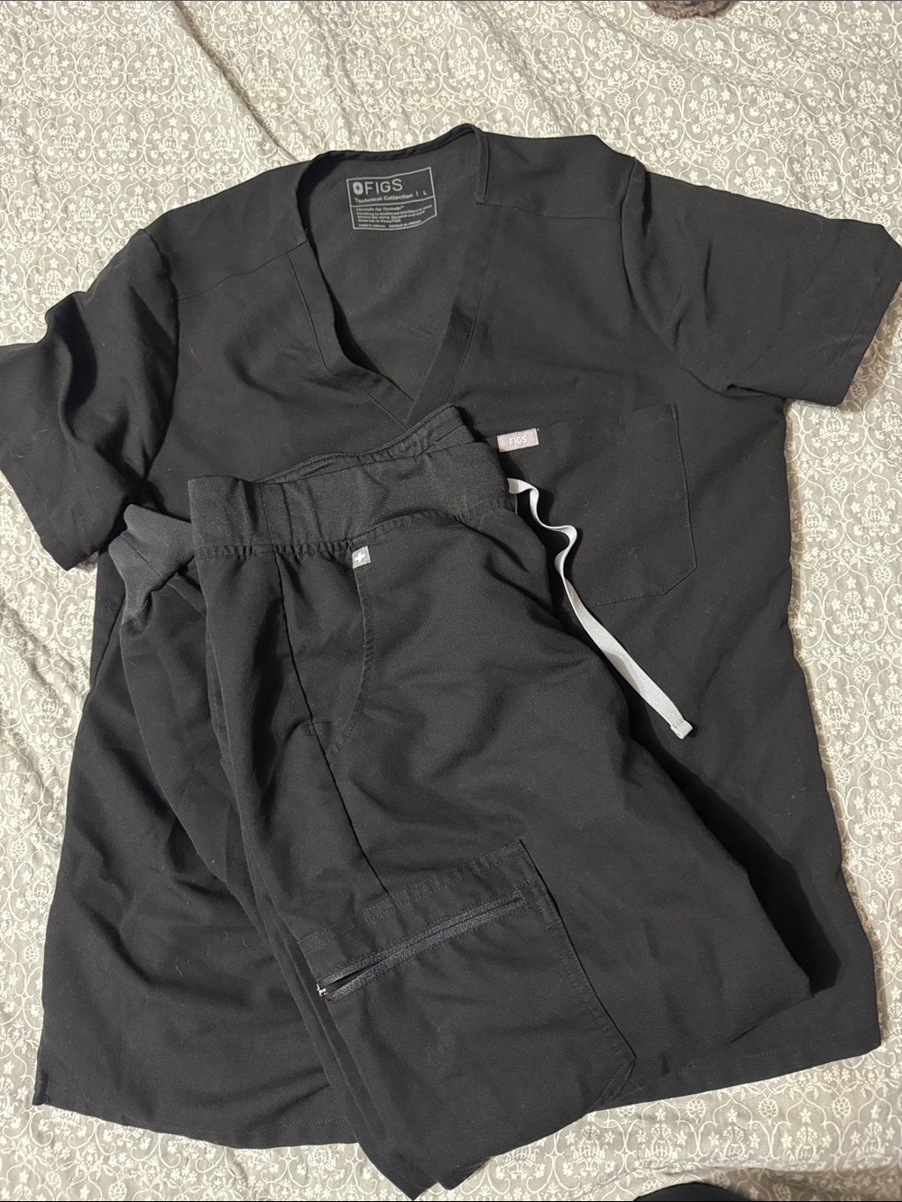 Figs Men’s Black Short Sleeve Scrub Top and Drawstring Pants